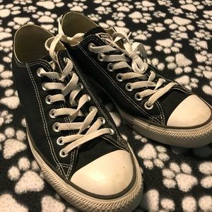 Women’s 10.5/ Men’s 8.5 black low top converse